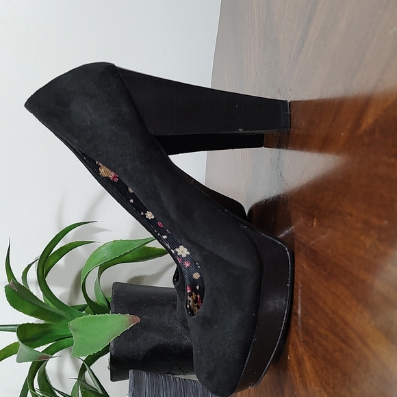 Heels: Black Velour 4.5" Pumps - Picture 4 of 7